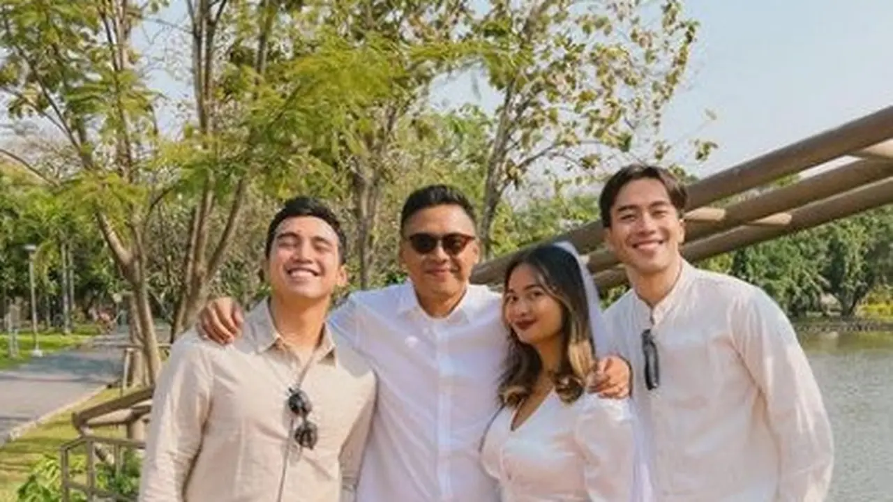 Vidi Aldiano bersama adiknya Diva Stradivaryan