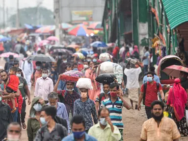 Orang-orang meninggalkan kota menuju kampung halaman mereka menjelang perayaan idulfitri di tengah pandemi corona Covid-19, di Dhaka, Selasa (11/5/2021). Mereka yang bermukim di kota-kota besar Bangladesh ingin mengunjungi keluarga di kampung halaman saat Lebaran tiba. (Munir Uz zaman/AFP)