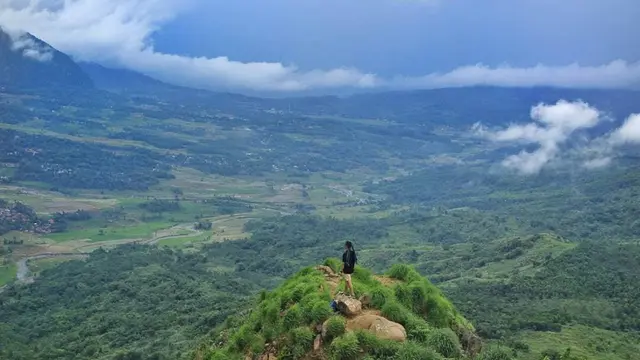 Gunung Batu Jonggol berlokasi di Bogor