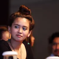 Tidak hanya riset melalui internet, ia banyak membaca buku tentang Kartini. Selain itu, banyak bertanya dengan orang yang mengerti sejarah Raden Ajeng Kartini.(Nurwahyunan/Bintang.com)