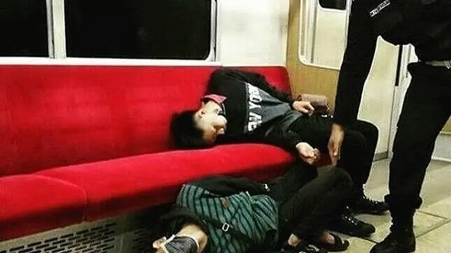 6 Kelakuan Orang Tidur di KRL Ini Bikin Geleng Kepala