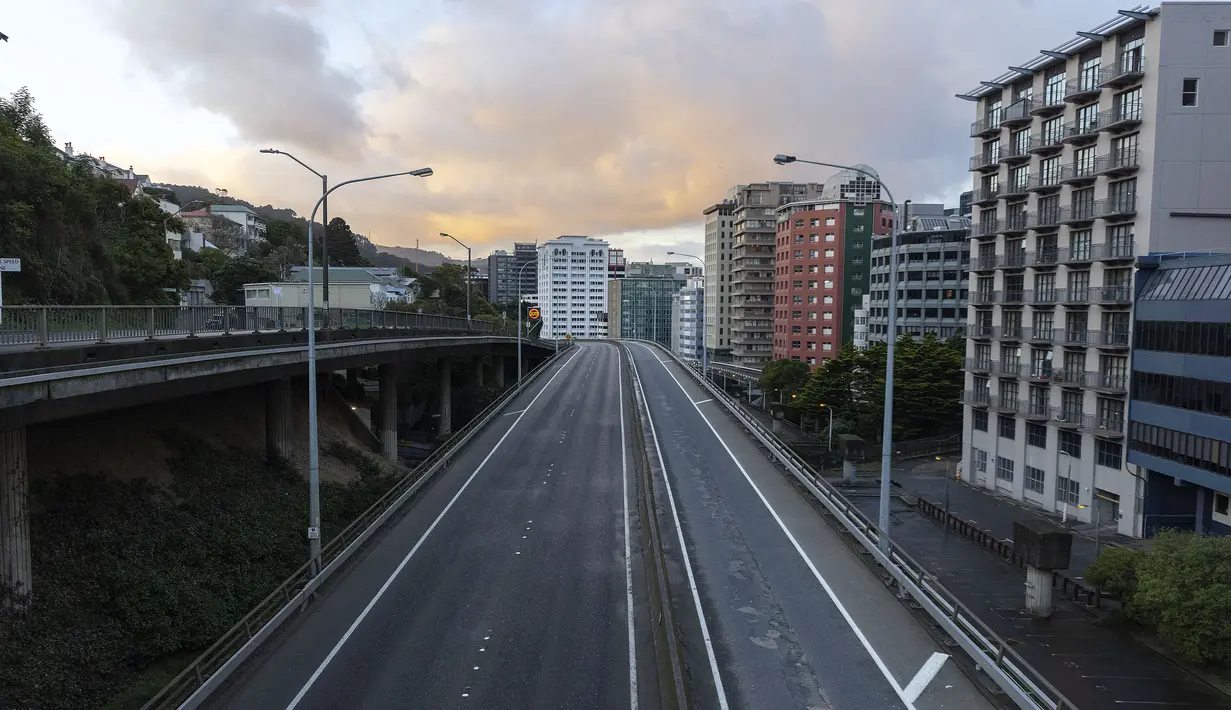 Jalan raya yang kosong penguncian atau lockdown nasional di Wellington, Rabu (18/8/2021). Perdana Menteri Selandia Baru Jacinda Ardern pada Selasa (17/8), menempatkan negaranya di bawah lockdown nasional selama tiga hari setelah satu kasus baru COVID-19 muncul di Auckland. (Marty MELVILLE/AFP)