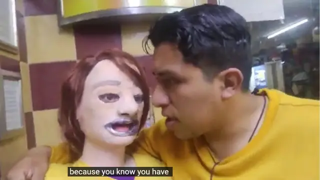Pria asal Bogot, Kolombia, Cristian Montenegro, membagikan hubungannya dengan sebuah boneka yang diberi nama Natalia di akun media sosialnya @montbk5959. (Tangkapan layar YouTube)