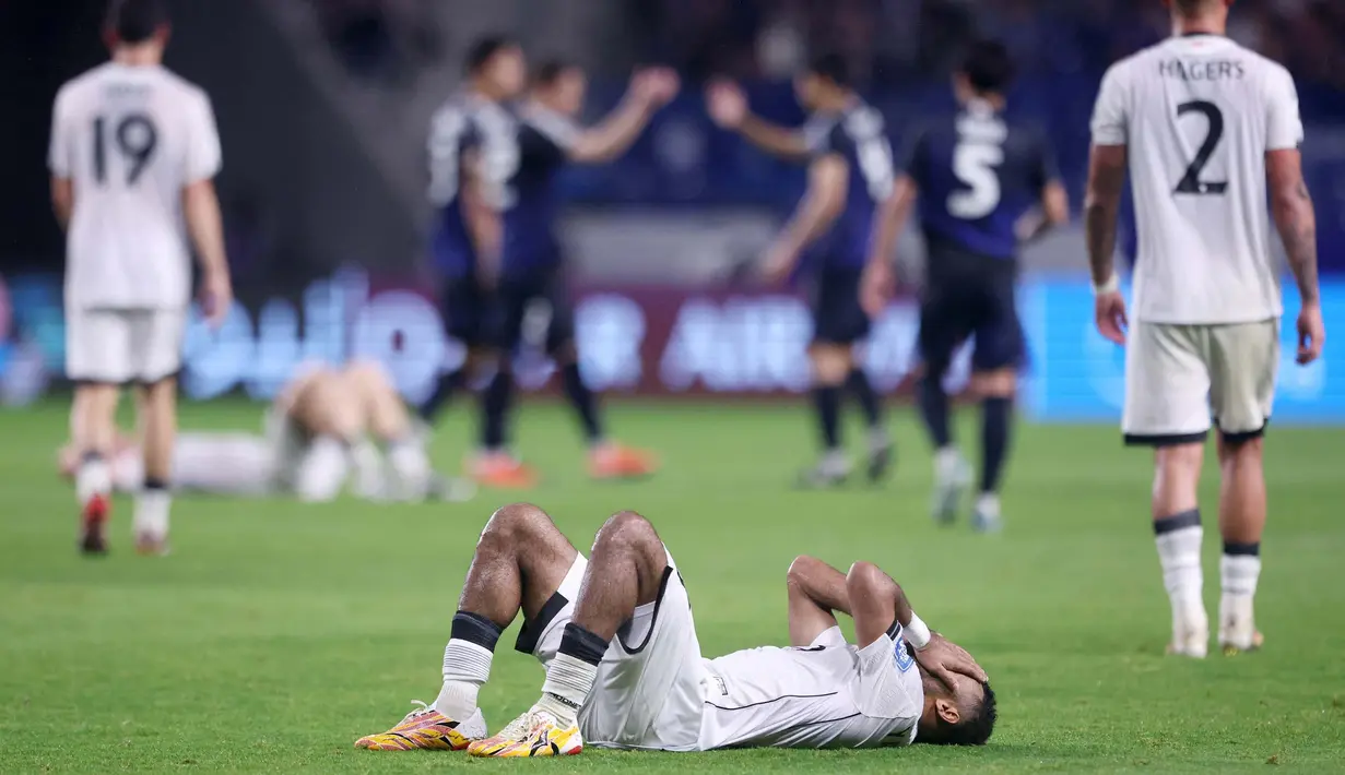 Ekspresi pemain belakang Timnas Indonesia, Yance Sayuri (tengah) usai pertandingan putaran ketiga Kualifikasi Piala Dunia 2026 zona Asia grup C melawan Jepang di Stadion Panasonic Suita, Osaka, Selasa (10/6/2025). (PAUL MILLER/AFP)