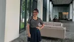 “Boleh kan sekali kali feminim,” tulis Tissa Biani lewat fotonya di sebuah hotel. Tissa Biani pakai atasan bermotif garis-garis hitam putih yang dipadukan dengan rok mini biru. Penampilannya terlihat santai namun tetap stylish, cocok dengan latar ruangan modern yang elegan. (Liputan6.com/IG/@tissabiani)