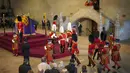 The King's Body Guard yang terdiri dari Gentlemen at Arms, Yeomen of the Guard dan Scots Guards menjaga lokasi persemayaman Ratu Elizabeth II. (AP Photo/Vadim Ghirda, pool)