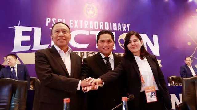 Ketua PSSI, Erick Thohir, bersama Wakil Ketua PSSI, Ratu Tisha Destria dan Zainudian Amali foto bersama usai Kongres Luar Biasa (KLB) PSSI di Hotel Shangri-La, Jakarta Pusat, Kamis (16/2/2023). (c) Bo