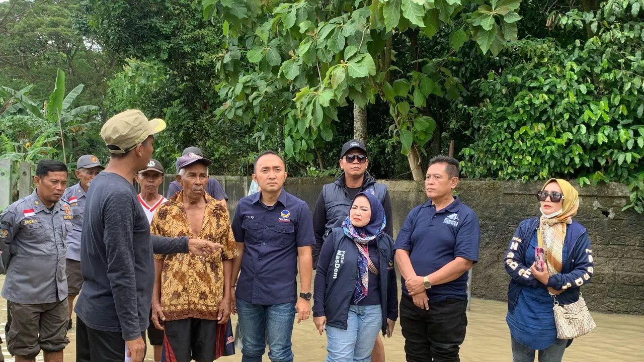 Dewan Pimpinan Daerah (DPD) Partai NasDem Karawang menyalurkan ratusan bantuan logistik di sejumlah wilayah di Karawang yang terdampak banjir (Istimewa)