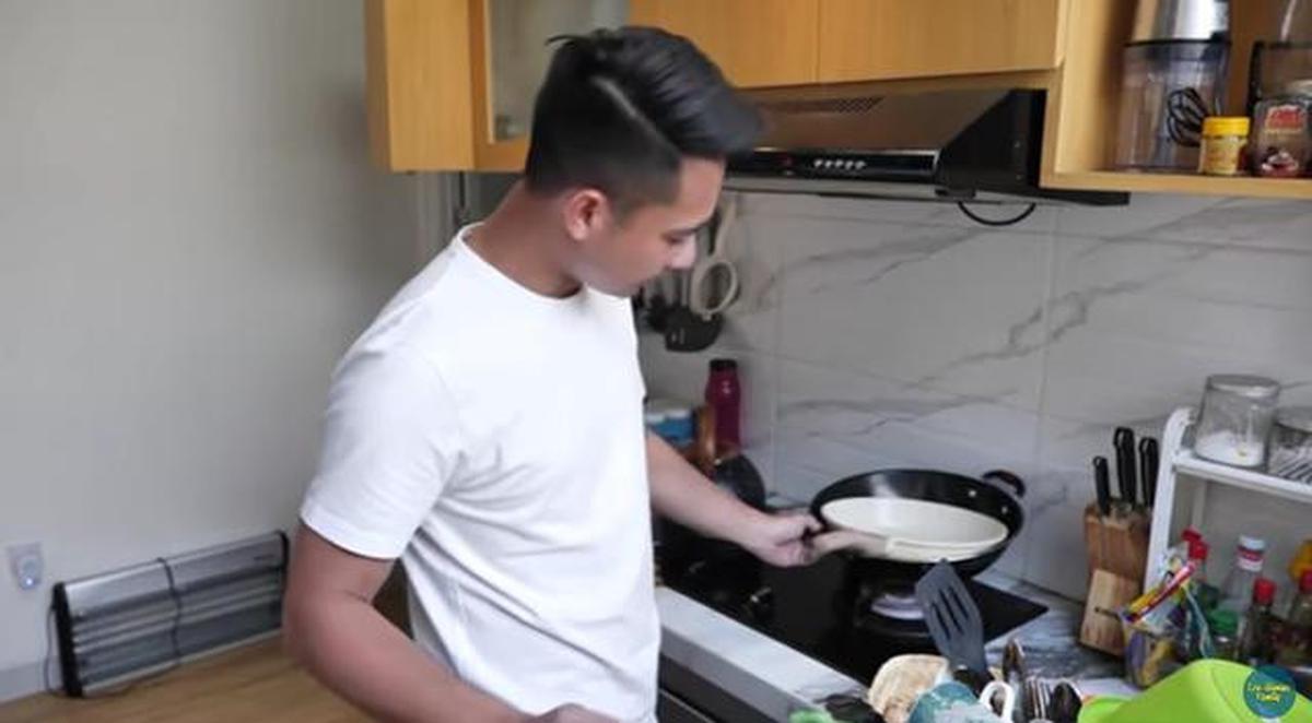 9 Potret Dapur Rumah Eza Gionino yang Mewah, Padukan Unsur Klasik dan Modern