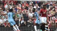 Striker Manchester City, Kelechi Iheanacho (tengah), usai membobol gawang Manchester United pada laga lanjutan Premier League, di Old Trafford, Sabtu (10/9/2016). (AFP/Oli Scarff). 