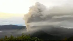 Gunung Bromo masih menyemburkan abu vulkanik hingga pagi ini. Awan panas membumbung sekitar 1.250 meter dari puncak kawah.  Kepala Pusat Data Informasi dan Humas Badan Nasional Penanggulangan Bencana Sutopo Purwo Nugroho mengatakan ini berdasarkan data ya