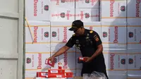 Belasan kontainer rokok ilegal diamankan Bea Cukai Tanjung Perak Surabaya. (Istimewa)