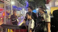 Bek Timnas Jerman U-17, David Odogu, menyapa fans yang menunggu di luar stadion Manahan, Solo, setelah final Piala Dunia U-17 2023, Sabtu (2/12/2023) malam WIB. (Bola.com/Iqry Widya Mewangi)