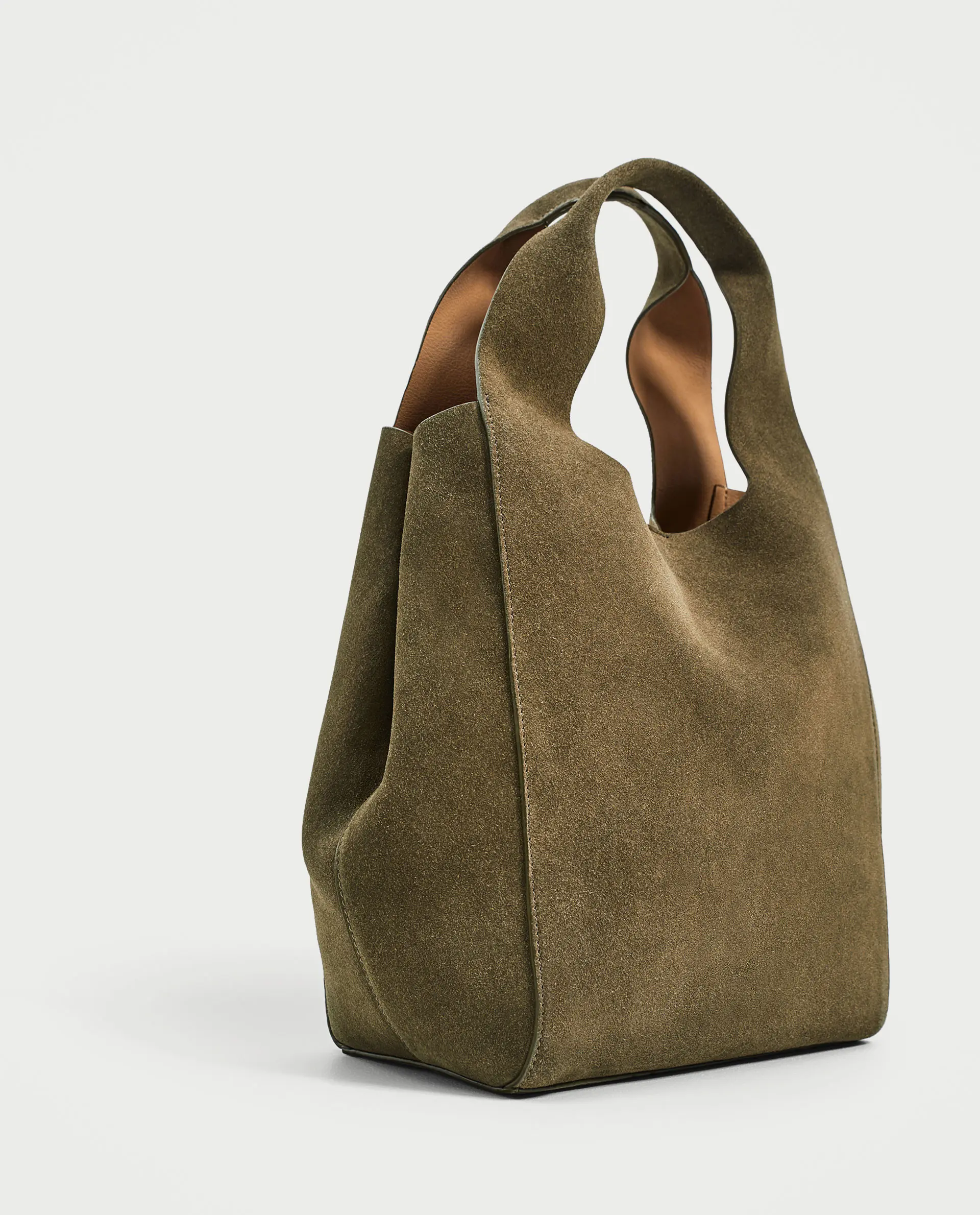 LEATHER BUCKET BAG, Rp 999.900. Zara