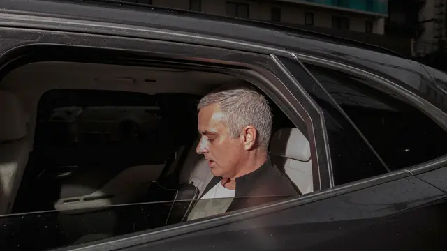 Ekspresi Jose Mourinho Usai Dipecat MU