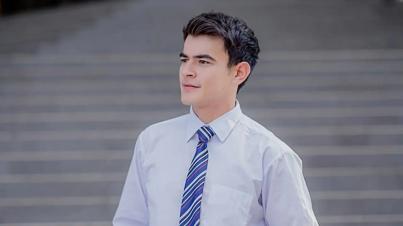 Potret Sam Taylor dengan Setelan Busana Formal Ini Makin Kece