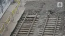 Lokasi ditemukannya rel trem di lokasi pembangunan MRT Jakarta fase 2A paket kontrak atau CP 203 Glodok-Kota, Jakarta, Selasa (28/12/2021). PT MRT Jakarta menyatakan rel trem peninggalan Belanda tersebut akan dipindahkan dan disimpan. (Liputan6.com/Faizal Fanani)