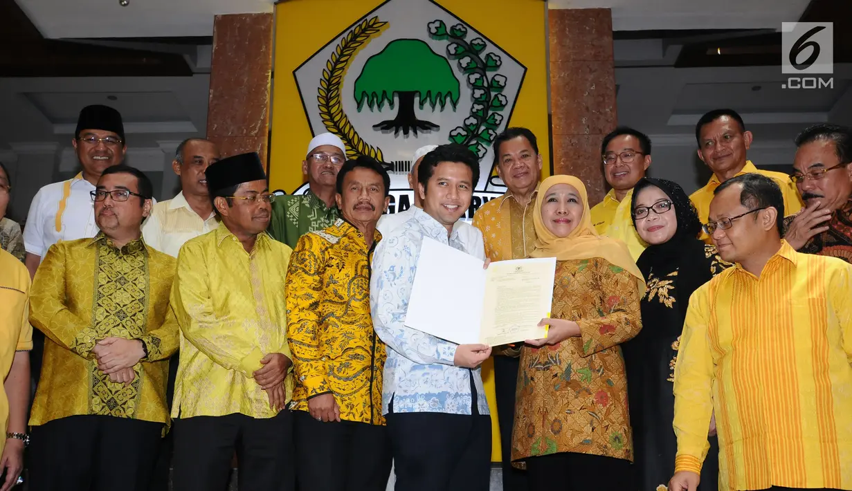 Khofifah Indar Parawansa (ketiga kiri) bersama Bupati Trenggalek, Emil Elistyanto Dardak menunjukkan surat rekomendasi Cagub dan Cawagub Jawa Timur pada Pilkada 2018 dari Partai Golkar di Jakarta, Rabu (22/11). (Liputan6.com/Helmi Fithriansyah)