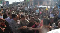 Ratusan warga berebut foto dan salaman dengan Jokowi di pengungsian erupsi Sinabung, Kabanjahe, Kabupaten Karo, Sumatera Utara, Selasa (10/6/2014) (Liputan6.com/Herman Zakharia)