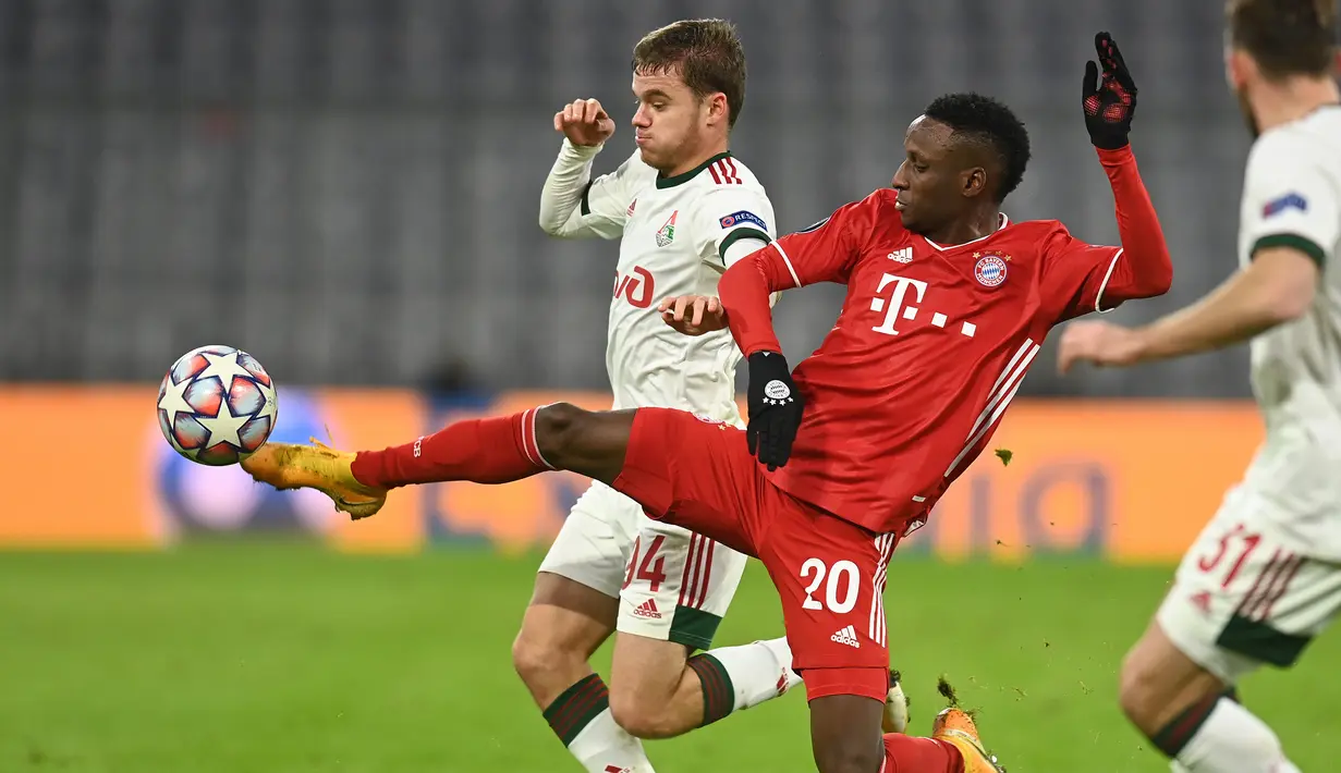 Bek Bayern Munchen, Bouna Sarr, berebut bola dengan gelandang Lokomotiv Moscow, Dmitri Rybchinskiy, pada laga Grup A Liga Champions di Allianz Arena, Kamis (10/12/2020) dini hari WIB. Bayern Munchen menang 2-0 atas Lokomotiv Moscow. (AFP/Christof Stache)