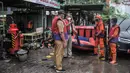 Petugas PPSU mendengarkan pengarahan sebelum melakukan simulasi penanganan banjir di Posko Siaga Bencana Kelurahan Sunter Agung, Jakarta, Senin (18/10/2021). Kegiatan dalam rangka memeriksa kesiapan tim dan perlengkapan SAR untuk penanganan banjir saat musim penghujan. (merdeka.com/Iqbal S. Nugroho)