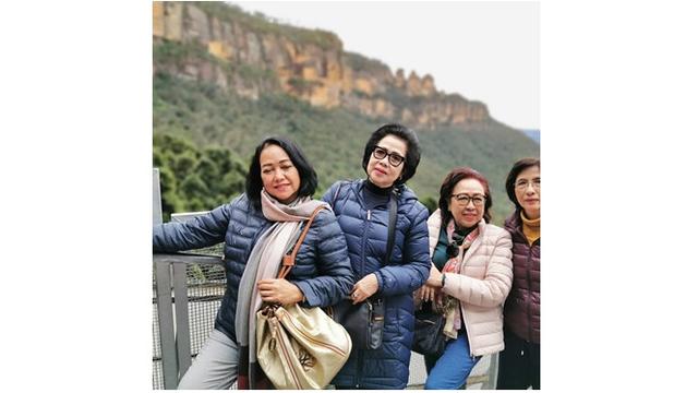 Emmy Syarif kerap menghabiskan waktu bersama dengan teman-temannya.