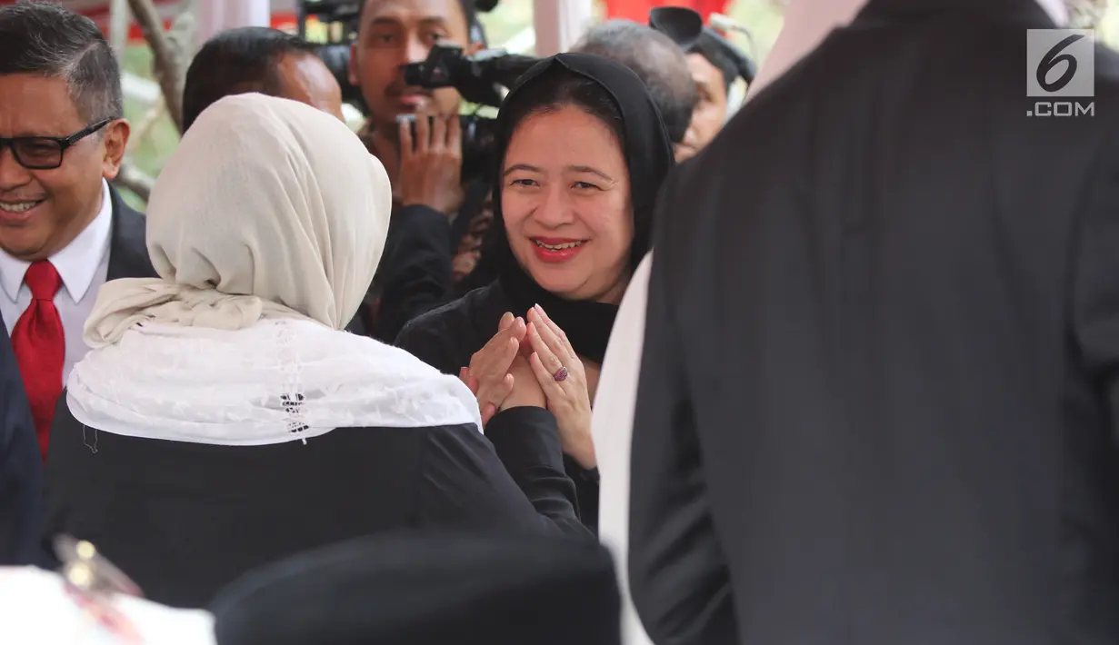 Menteri Koordinator bidang Pembangunan Manusia dan Kebudayaan (PMK) Puan Maharani menghadiri pemakaman almarhum Presiden ke-3 Republik Indonesia BJ Habibie di Taman Makam Pahlawan Nasional Utama (TMP) Kalibata, Jakarta, Kamis (12/9/2019). (Liputan6.com/Herman Zakharia)