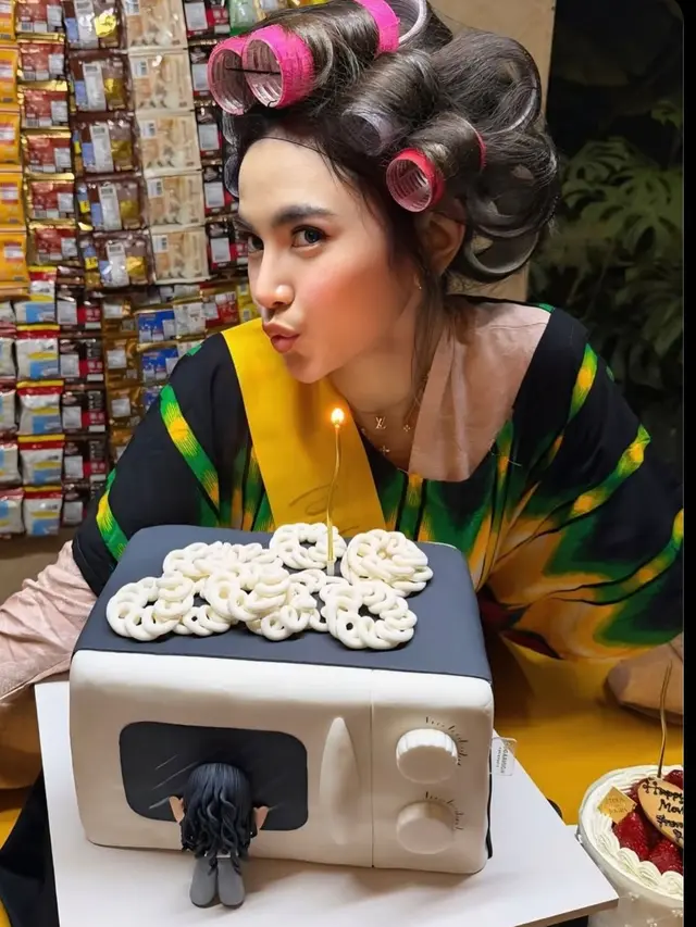 Makeup Mahalini saat Ulang Tahun ke-26. [@mahaliniraharja]