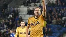 Harry Kane melakukan selebrasi usai mencetak gol keempatnya ke gawang Leicester City pada pertandingan Liga Inggris di King Power Stadium, Leicester (18/5). Tottenham menang 6-1 atas Leicester City. (AFP Photoo/Adrian Dennis) 