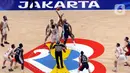Laga penyisihan Grup H FIBA World Cup 2023 antara Lebanon dan Perancis di Indonesia Arena, Gelora Bung Karno, Jakarta pada Selasa (29/8/2023) berlangsung ketat. (Liputan6.com/Helmi Fithriansyah)