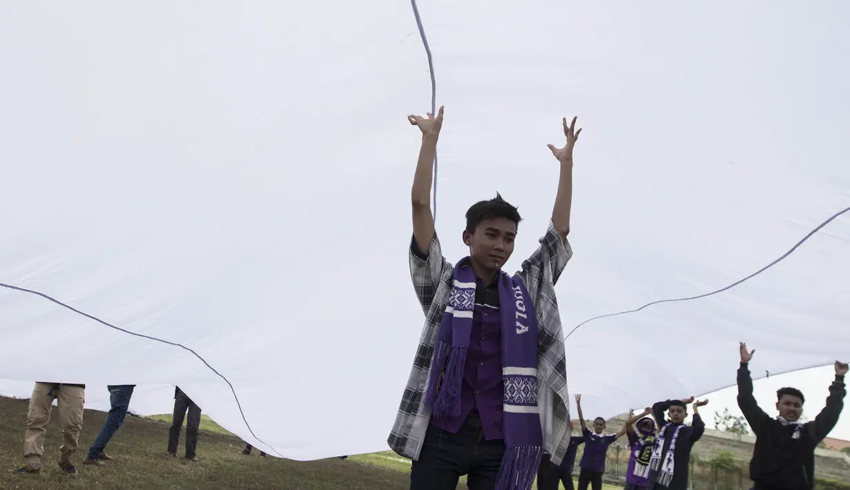 Awalnya, bendera Merah Putih raksasa tersebut berukuran 13 ribu meter persegi. Namun, ukuran bendera tersebut diperbesar untuk memecahkan Guinness Book of Record atau rekor dunia. (Bola.com/Vitalis Yogi Trisna)