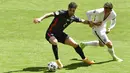 Bek Kroasia, Sime Vrsaljko mengontrol bola dari kawalan gelandang Inggris, Mason Mount pada pertandingan grup D Euro 2020 di stadion Wembley di London, Minggu (13/6/2021). Inggris menang tipis atas Kroasia dengan skor 1-0. (AP Photo/Justin Tallis, Pool )