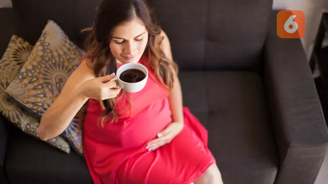 Ilustrasi Ibu Hamil Minum Kopi (iStockphoto)