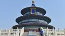 Wisatawan mengunjungi Hall of Prayer for Good Harvests di Kuil Surga, Beijing, China (29/4/2020). Kuil Surga, salah satu Situs Warisan Dunia UNESCO yang ditutup sementara akibat merebaknya COVID-19, membuka kembali tiga kompleks bangunan utamanya untuk umum pada Rabu (29/4). (Xinhua/Peng Ziyang)