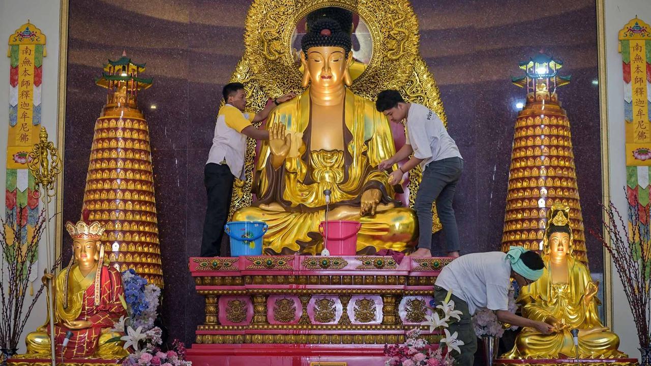 FOTO: Ritual Pembersihan Patung Buddha Sambut Tahun Baru Imlek