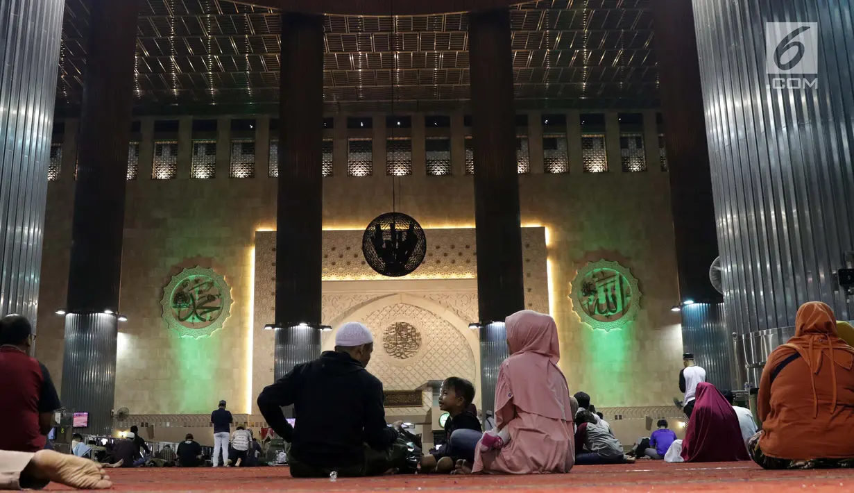 Umat muslim berkumpul bersama keluarga saat malam takbiran di Masjid Istiqlal, Jakarta, Selasa (4/6/2019). Ratusan umat muslim berdatangan ke Masjid Istiqlal untuk merayakan malam takbir jelang melaksanakan salat Idul Fitri 1440 Hijriah. (Liputan6.com/Helmi Fithriansyah)
