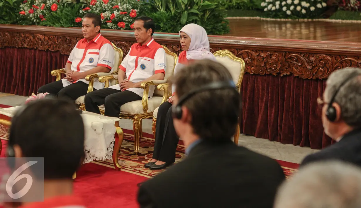 Menteri Sosial, Khofifah Indar Parawansa mendampingi Presiden Jokowi saat memperingati Hari Anti Narkoba Internasional di Istana Negara, Jumat (26/6/2015). (Liputan6.com/Faizal Fanani)