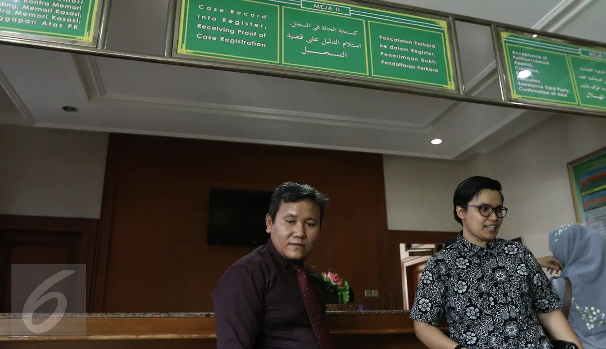 Kuasa hukum komedian Aming Sugandhi, Devi Waluyo (kanan), mendatangi Pengadilan Agama Jakarta Selatan, Jumat (3/3). Melalui pengacaranya, Aming resmi mendaftarkan talak cerai terhadap Evelyn Nada Anjani. (Liputan6.com/Herman Zakharia)