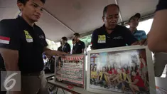 Petugas kepolisian mengamankan foto wanita yang ditemukan di salah satu cafe di kawasan kalijodo, Jakarta, Sabtu (20/2/2016). Polda Metro Jaya bersama TNI serta Satpol PP, Operasi penyakit masyarakat di kawasan kalijodo. (Liputan6.com/Herman Zakharia)