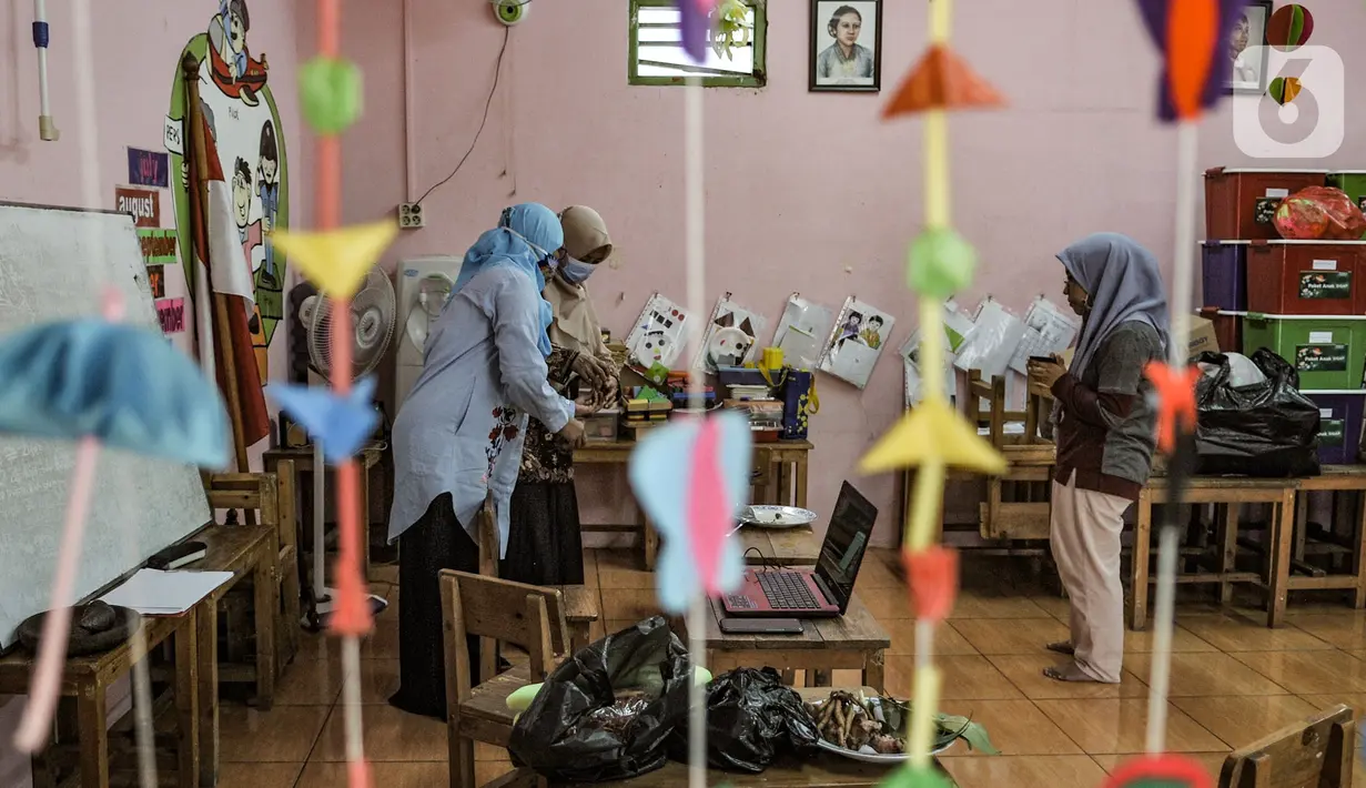 Pendidik mempraktikan pembuatan bir pletok saat kelas sentra memasak via virtual di Pendidikan Anak Usia Dini (PAUD) Cempaka, Tebet Barat, Jakarta, Senin (23/11/2020). Selama pandemi Covid-19, pendidik di PAUD Cempaka rutin menggelar kegiatan belajar secara virtual. (merdeka.com/Iqbal S Nugroho)