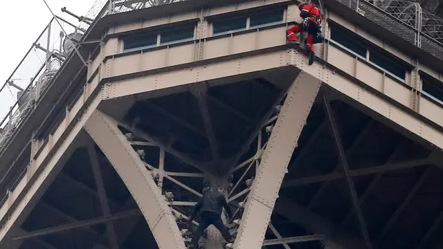 Pria Panjat Menara Eiffel