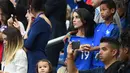 Istri bek Prancis Bacary Sagna, Ludivine Sagan datang bersama buah hatinya menyaksikan sang suami berjuang bersama timnas Prancis melawan Rumania di Stade de France, Saint-Denis, Paris, (10/6). (AFP PHOTO/FRANCK FIFE)