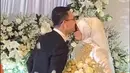 Nadya Mustika resmi dipersunting pria pilihannya, Iqbal Rosadi pada Jumat (24/11/2023). Pernikahan berlangsung khidmat dihadiri sahabat. Pernikahan Iqbal dan Nadya digelar di Bandung, Jawa Barat. [Instagram/larissachou]