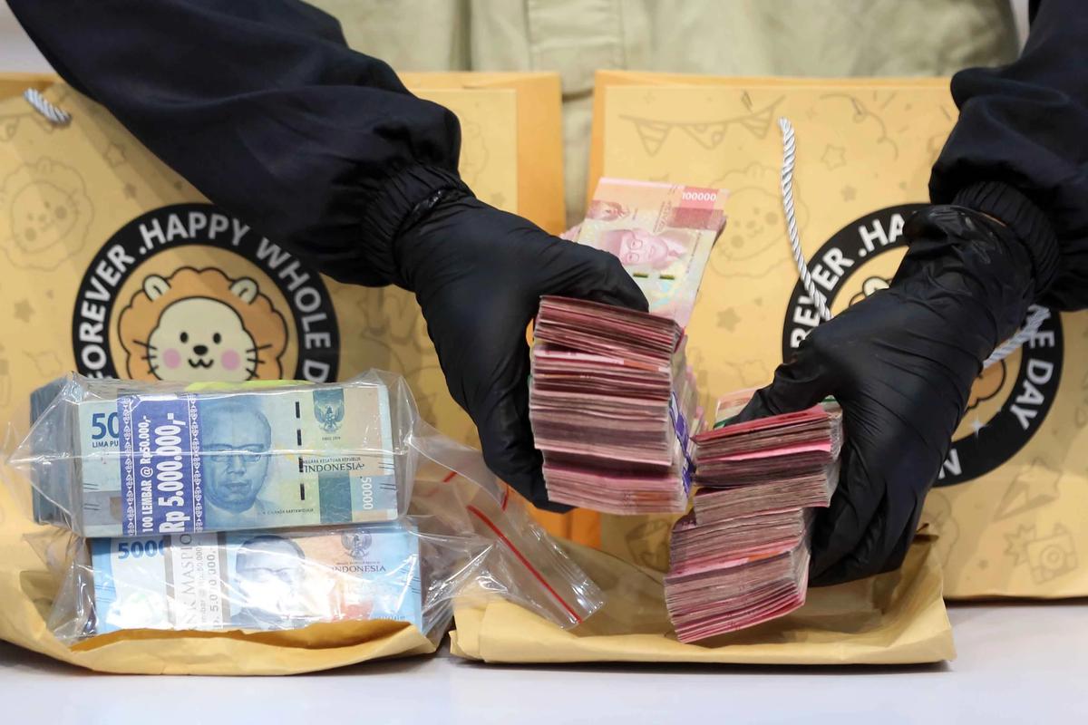 FOTO: KPK Tunjukkan Barang Bukti Uang dari OTT Bupati Cilacap