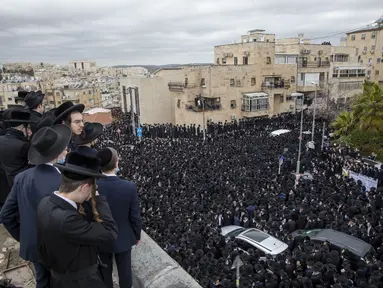 Ribuan Yahudi ultra-Ortodoks berpartisipasi dalam pemakaman rabi terkemuka Meshulam Soloveitchik, di Yerusalem, Minggu (31/1/2021). Ribuan umat Yahudi ultra-ortodoks di Israel turun ke jalan dan melanggar protokol kesehatan saat mereka menghadiri prosesi pemakaman seorang rabi terkemuka di Yerusalem