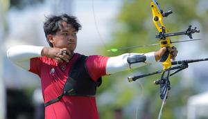 Kini Indonesia mengoleksi 67 medali emas SEA Games 2025 Thailand. Tampak dalam foto, tim panahan Indonesia, Arif Dwi Pangestu saat bertanding pada final nomor recurve beregu putra SEA Games 2025 di Football Field 1, Bangkok, Thailand, Rabu (17/12/2025). (Bola.com/Bagaskara Lazuardi)