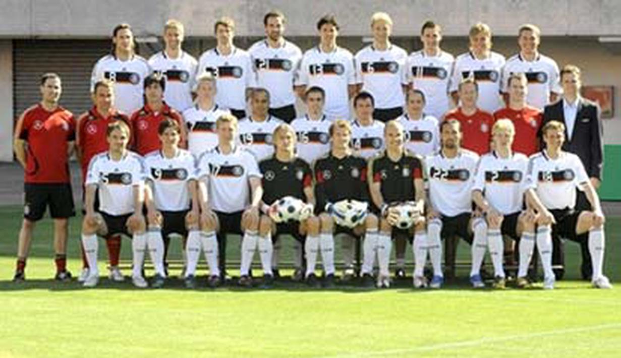 Germany squad poses for a group picture at the San Moix stadium in Palma de Mallorca on May 29, 2008. The German team stays for a 12-day training camp Majorca, Spain, in preparation of the Euro 2008. AFP PHOTO DDP/ OLIVER LANG