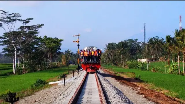 Beberapa pekerja PT KAI tengah melakukan uji rel menggunakan lokomotif, untuk mengetahui ketahanan rel dalam progres reaktivasi Cibatu-Wanaraja