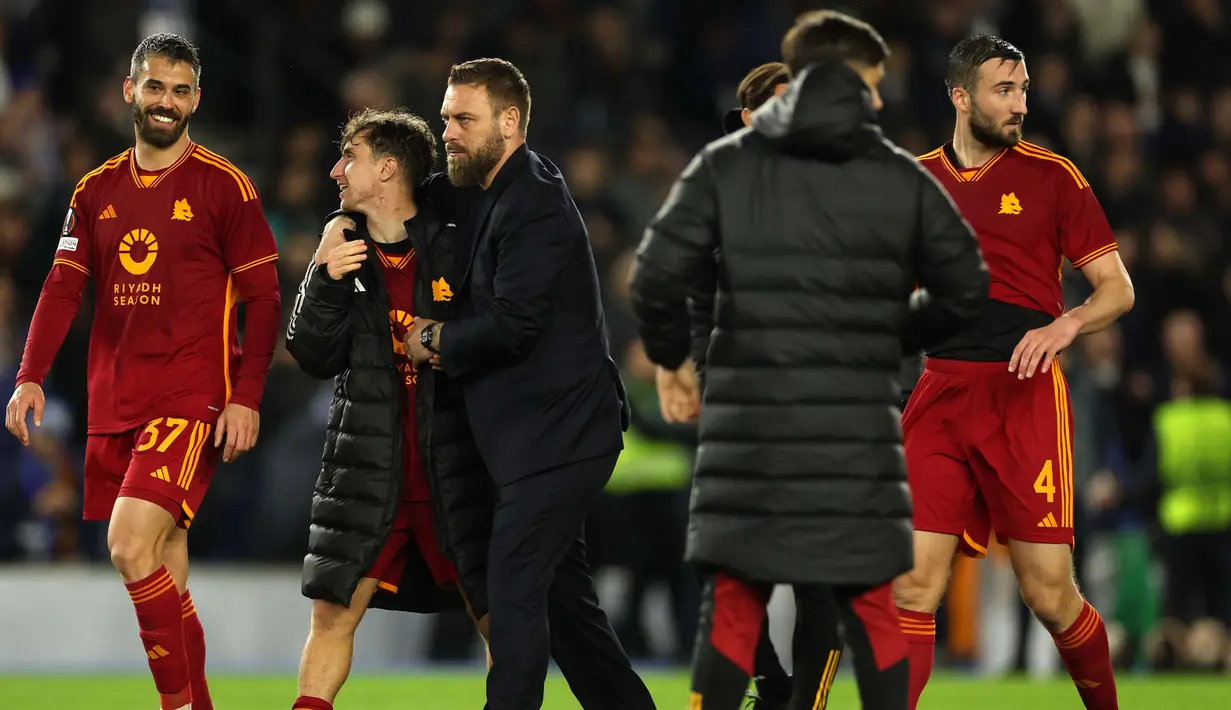 Pelatih kepala AS Roma, Daniele De Rossi (tengah) merayakan dengan para pemainnya di akhir pertandingan leg kedua babak 16 besar Liga Europa melawan Brighton and Hove Albion FC, di Stadion Amex di Brighton, Inggris, Kamis, 14 Maret 2024. Roma kalah dalam pertandingan tersebut tetapi menang agregat 4-1. (AP Photo/Ian Walton)