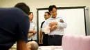 Seorang pria menggendong boneka bayi saat mengikuti "Ikumen", Tokyo, Jepang, Senin (18/9). Kursus ini memberikan pengajaran cara mengasuh bayi yang benar kepada kaum pria. (REUTERS/Issei Kato)